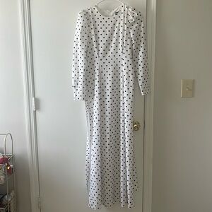 White long dresses. It is called hijabi dresses. Size is medium. I used 2 times.